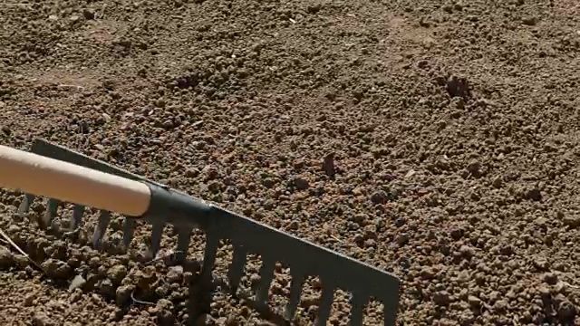 户外使用除草机分级土壤园艺活动视频素材