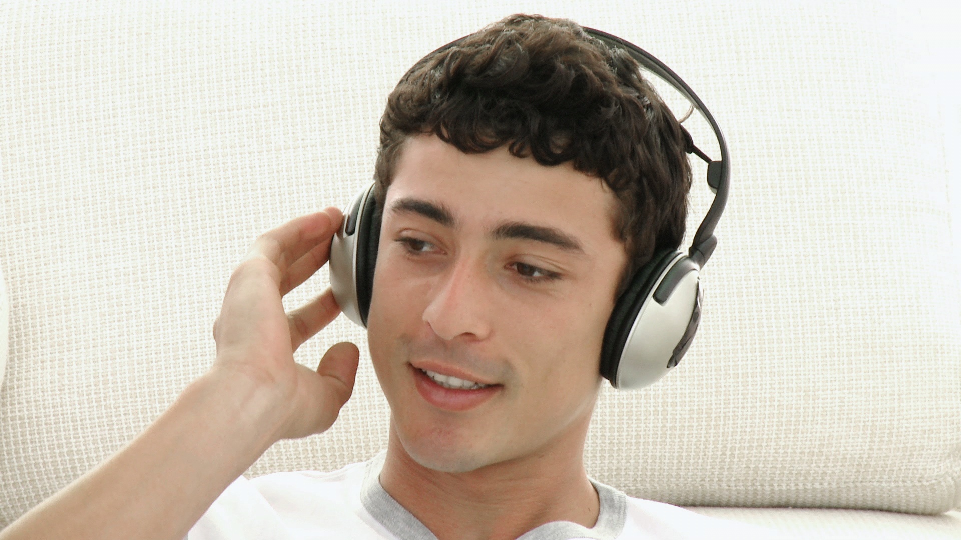 一名戴着耳机听音乐的年轻人/开普敦，南非视频下载
