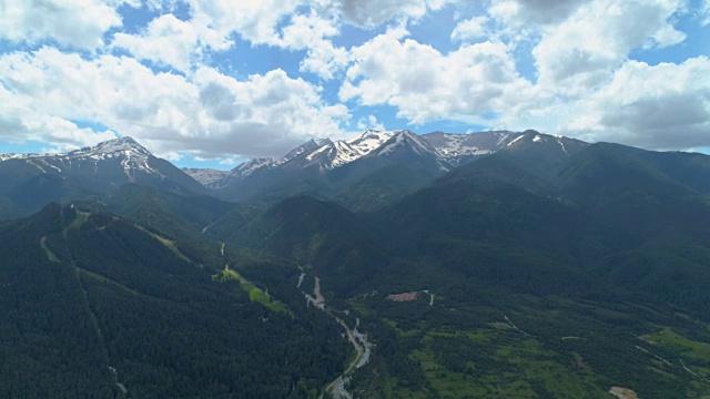 移动平移拍摄皮林山脉的鸟瞰图视频素材