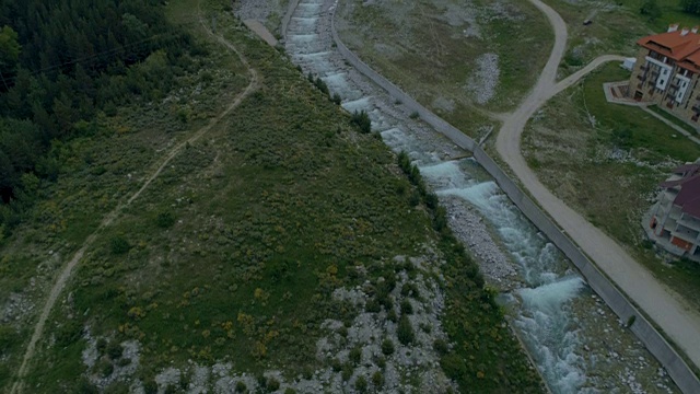 静止的无人机显示山脉和河流视频素材