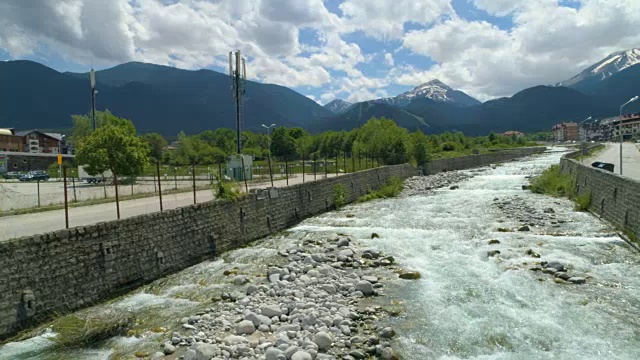 慢动作的河流和美丽的山在背景视频素材