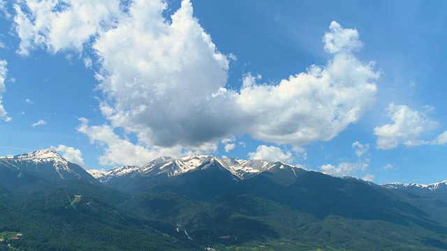 美丽的云，云景时间流逝在皮林山视频素材