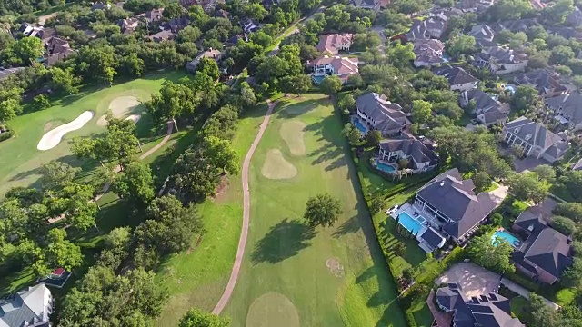 一架无人机飞过德克萨斯州糖地(Sugar Land)南甜水大厦(Southern Sweetwater mansion)的一个高尔夫球场视频下载