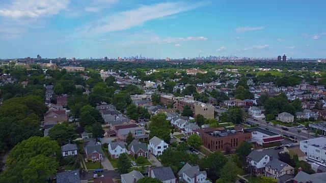 一架无人机飞过纽约皇后区的一个社区视频素材