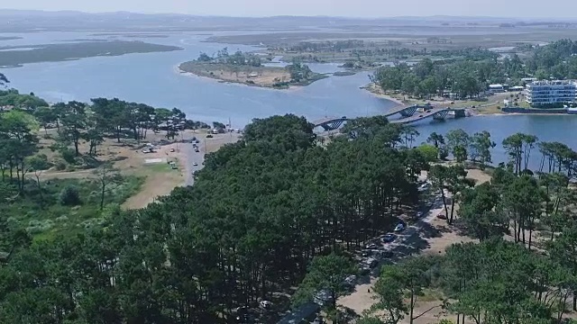 乌拉圭埃斯特角城拉巴拉社区上空的滑翔伞视频素材