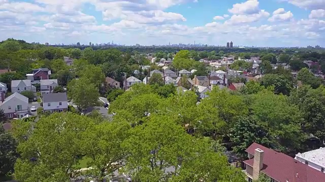 一架无人机飞过纽约皇后区的一个社区视频素材