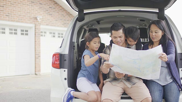 坐在车后座看地图的少数民族家庭视频素材