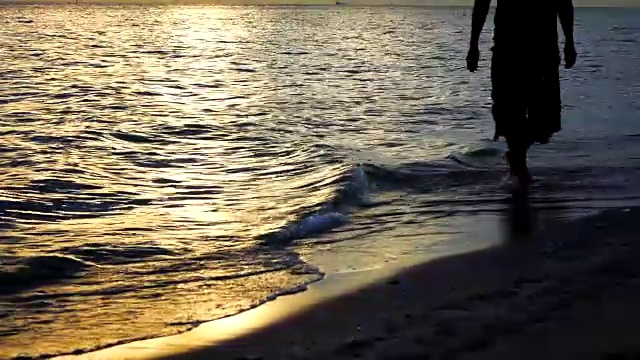 在海滩上行走的男人是慢镜头视频下载