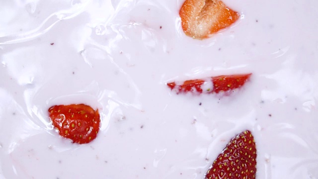 成熟红草莓与酸奶混合的慢动作视频视频下载