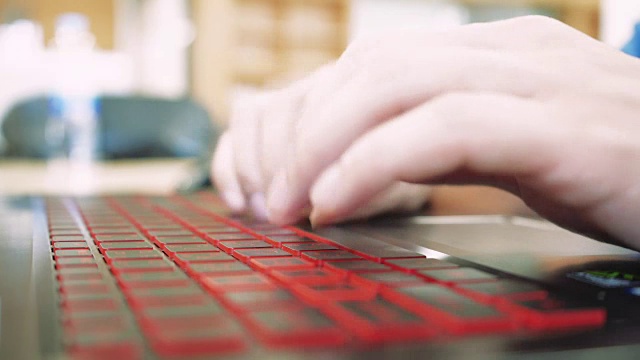 手在笔记本电脑键盘上打字，特写视频素材
