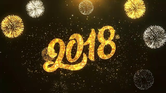 快乐的新年贺卡文字揭示从金色烟花和烟花爆竹在闪光闪亮的魔术粒子火花之夜庆祝，祝愿，事件，消息，节日，节日视频下载