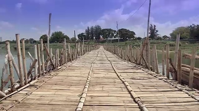 (POV)在河上的竹桥上行走视频下载