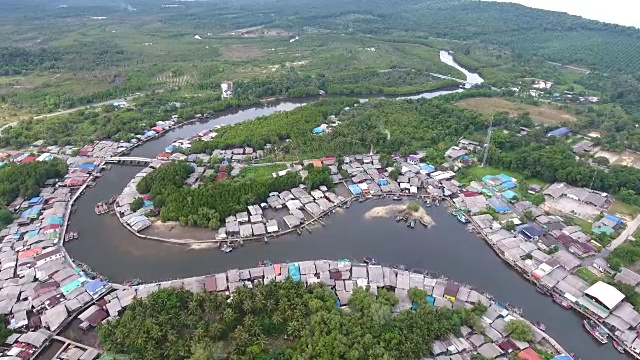 鸟瞰图，宁静的海岸村庄与弯曲的河流和海洋背景视频素材