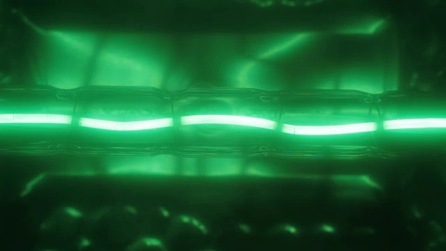 闪烁的绿色钨螺旋卤素灯泡视频素材
