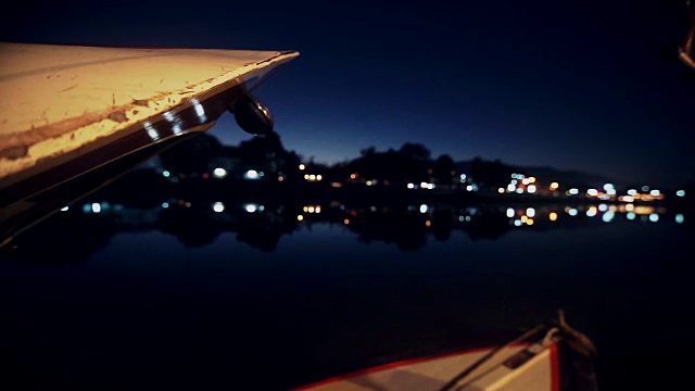 城市夜晚的散焦影像，水的倒影视频下载
