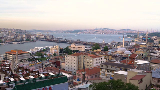 伊斯坦布尔加拉塔大桥和博斯普鲁斯海峡的白天到夜晚的时间推移拍摄。视频素材
