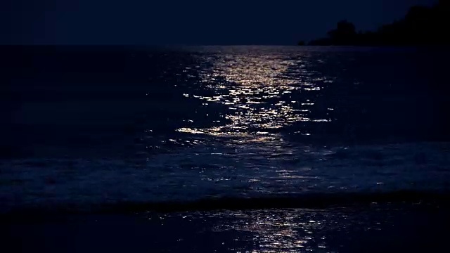 加勒比海滩上满月的倒影视频下载