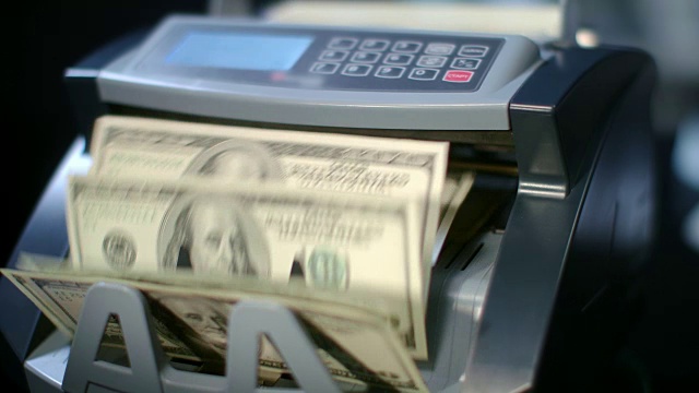 现代货币计数机计算美元钞票。纸币的计算视频素材