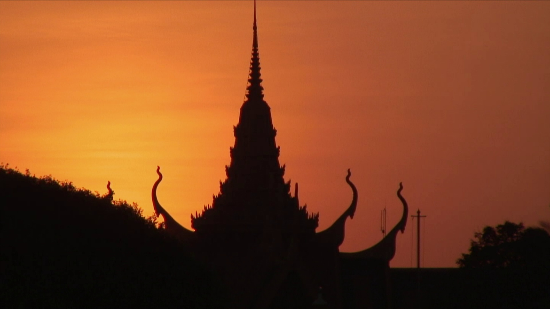 柬埔寨金边佛塔上的红色天空视频下载