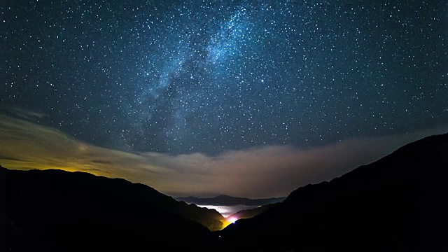 在雪山(国家公园)晚上观看银河和云海视频下载