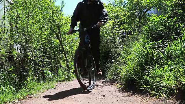 父子骑自行车森林视频素材