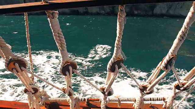 在海上通过船绳观看视频素材