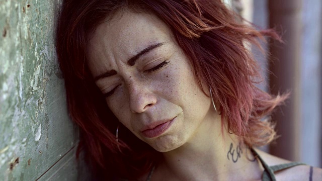 悲伤绝望的年轻女人在室外哭泣视频素材