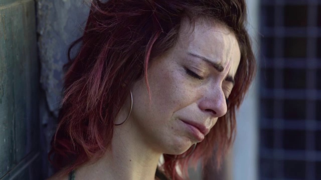 悲伤绝望的年轻女人独自在室外哭泣视频素材