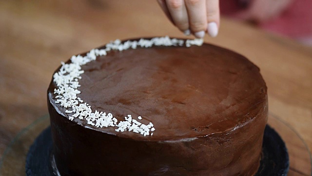 用椰子屑装饰巧克力椰子蛋糕视频素材