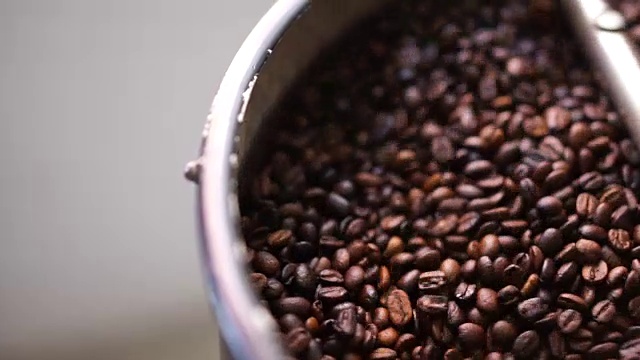 咖啡烘焙机里的咖啡豆视频下载