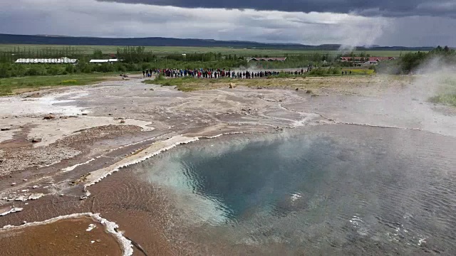 冰岛豪卡达卢地热蒸汽来自游泳池和间歇泉视频素材