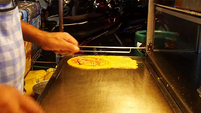 男子手工烹饪泰国甜点甜派视频素材
