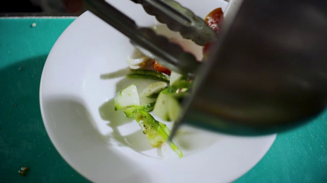 厨师正在准备传统的希腊沙拉视频素材