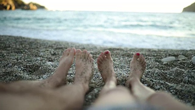 日落时分躺在沙滩上视频素材