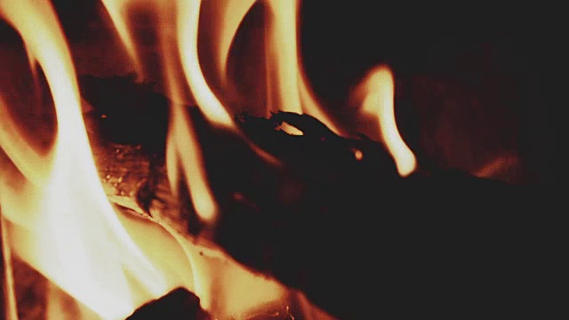 在砖砌壁炉里燃烧的火的特写镜头视频素材