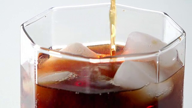 将可乐碳酸饮料倒入玻璃杯中视频素材