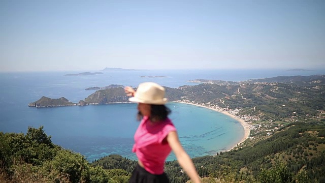美丽的女人在科孚岛跳舞视频素材