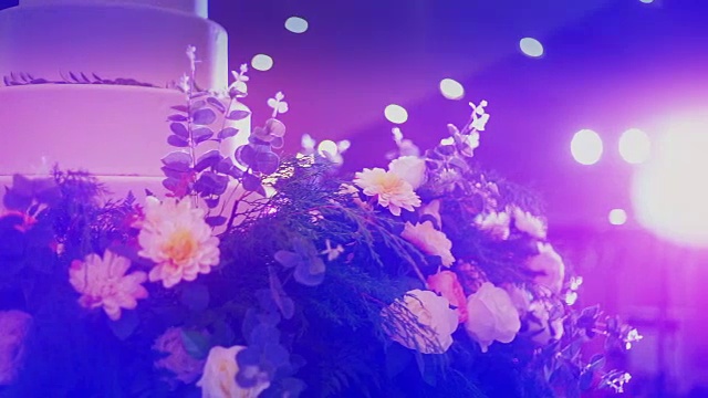 优雅的婚礼蛋糕装饰鲜花。视频素材