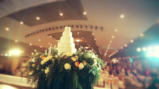 漂亮的婚礼蛋糕在盘子架上。视频素材
