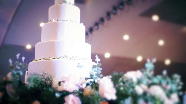 优雅的婚礼蛋糕装饰鲜花。视频素材
