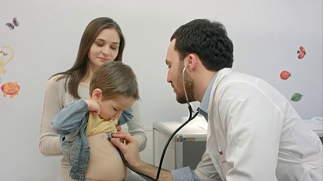 儿童病人在看医生视频素材