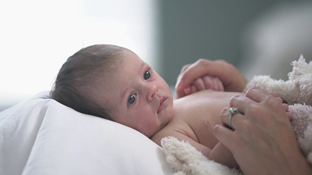 母亲的手抚摸着新生的婴儿视频素材