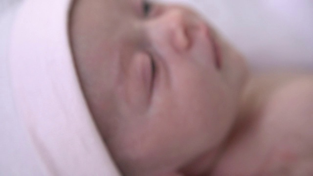 母亲抚摸着刚出生的婴儿视频素材