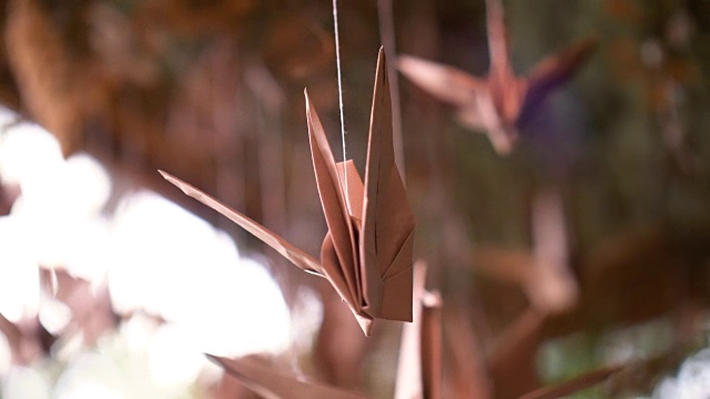 近距离的鸟纸工艺品挂折纸，独特的纸玩具在风中翻转装饰，创意-股票视频视频下载