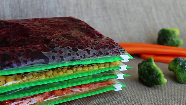 冷冻蔬菜的塑料拉链袋视频素材