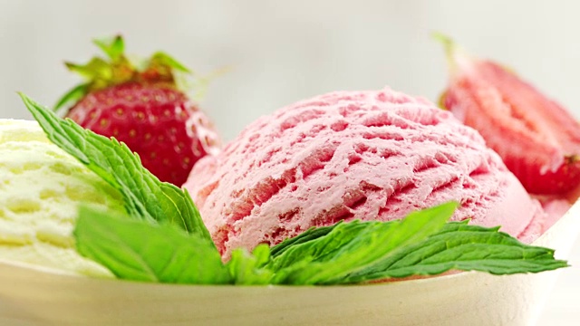 特写，香草和草莓冰淇淋装饰新鲜草莓和新鲜薄荷视频素材