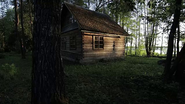 日出时斯维尔湖附近树林里的老木屋视频素材