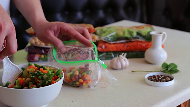 冷冻蔬菜包装视频素材