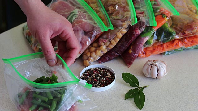 准备，焯水，包装和冷冻菜园蔬菜视频素材