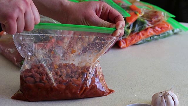 冰箱里做饭。茄汁焗豆视频素材